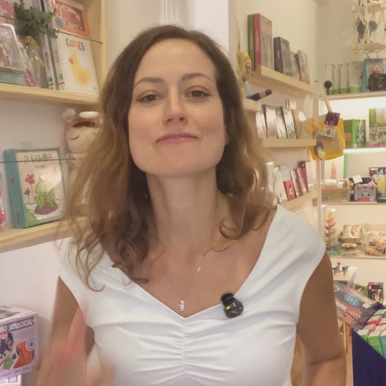 Aviões de Papel – Livro Interativo - Sucesso entre crianças - Criança brincando com o Livro