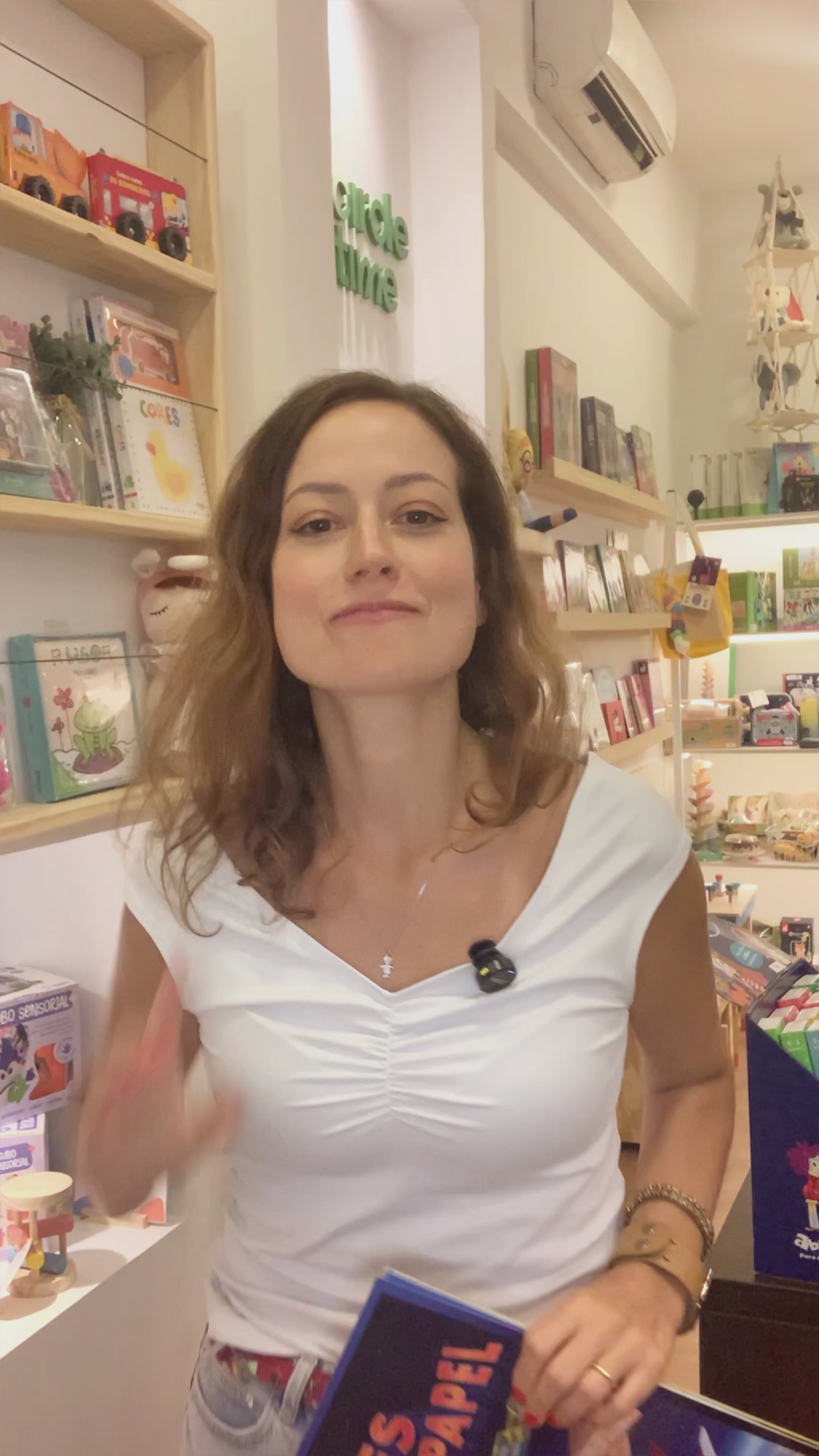 Aviões de Papel – Livro Interativo - Sucesso entre crianças - Criança brincando com o Livro